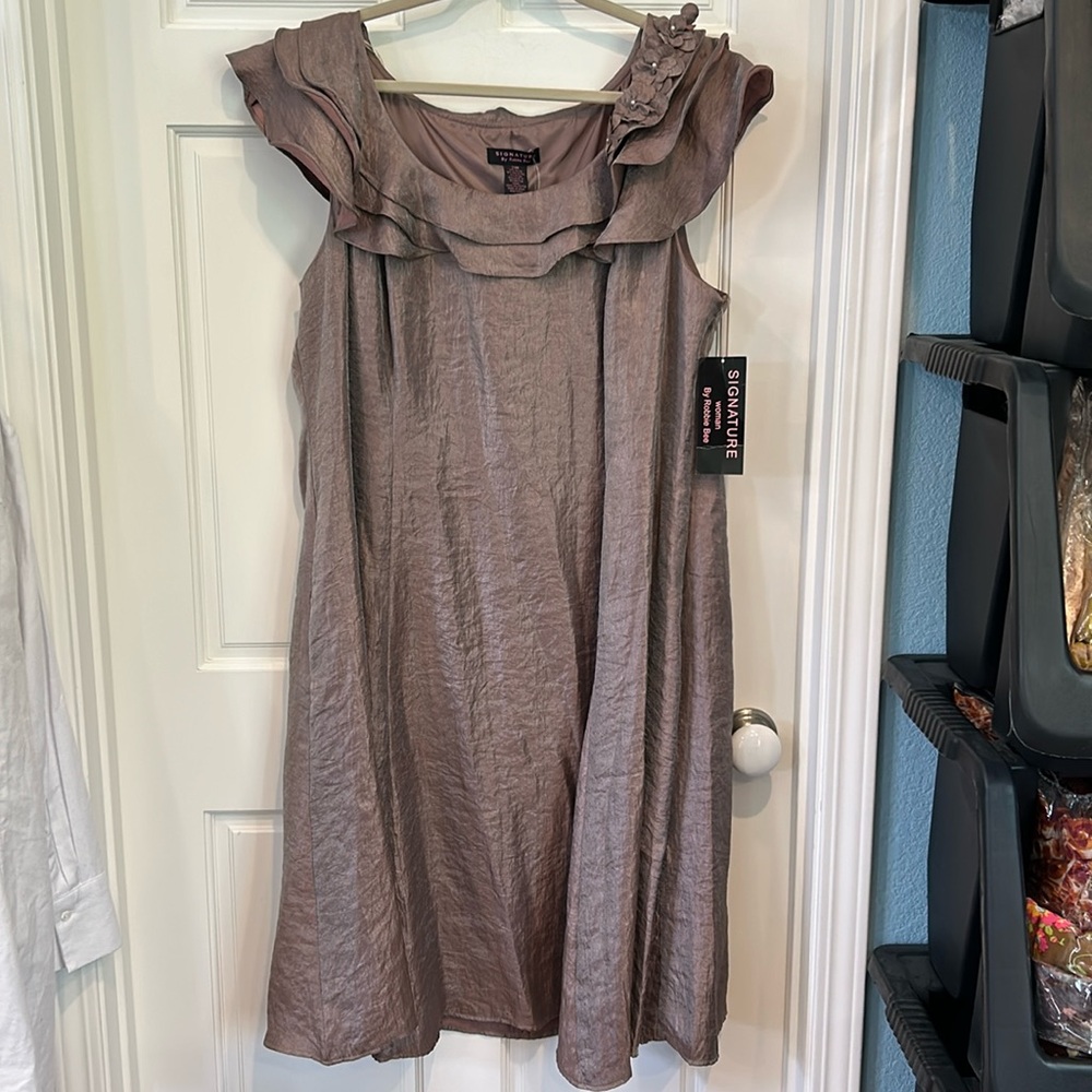 NWT Robbie Bee signature Dress with adorable collar with flower details size 24W
